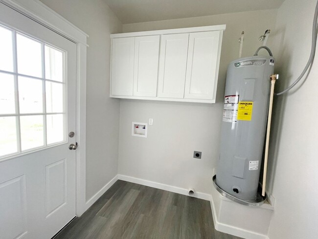 Building Photo - Beautiful 4 bedroom 2 Bath Home in New Com...
