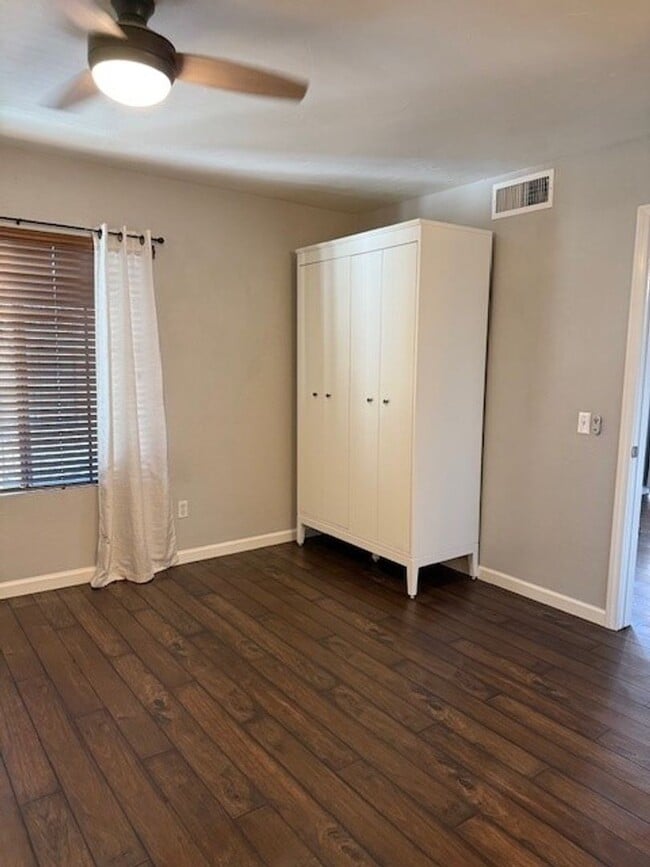 Building Photo - 1 bedroom/1 bath upstairs unit in Sabre Springs - Ava Now!