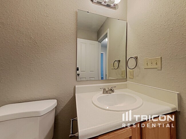 Building Photo - 619 Sweet Creek Dr