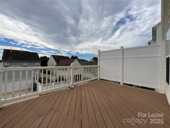 Building Photo - 15626 King Louis Ct