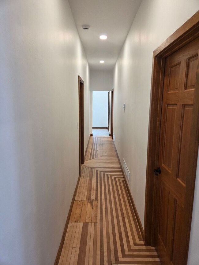 Building Photo - 2904 Parkridge Ave