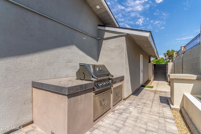 Building Photo - 6020 N 77th Pl