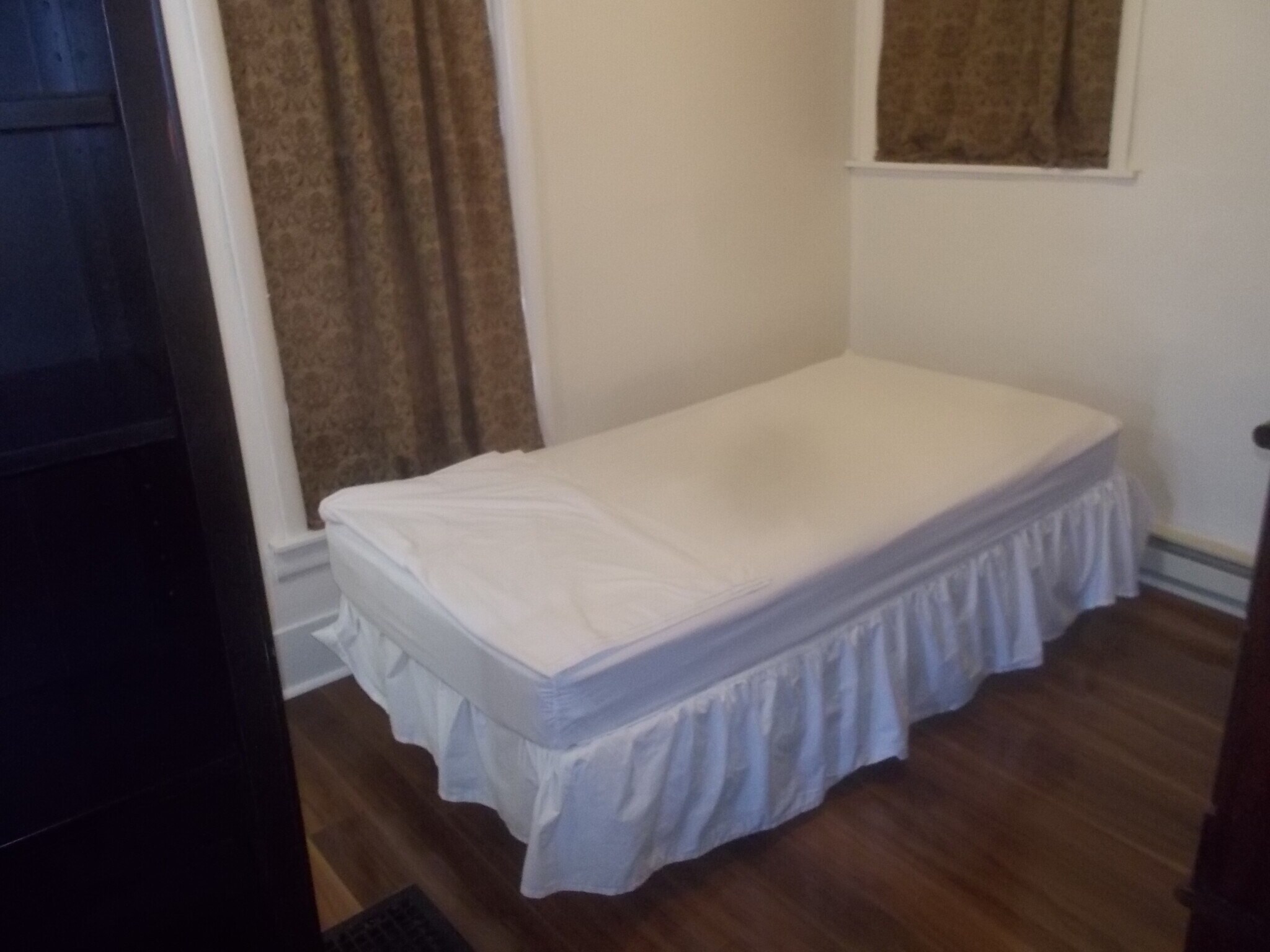 Bedroom with twin bed (39" x 74") - 924 E Main St