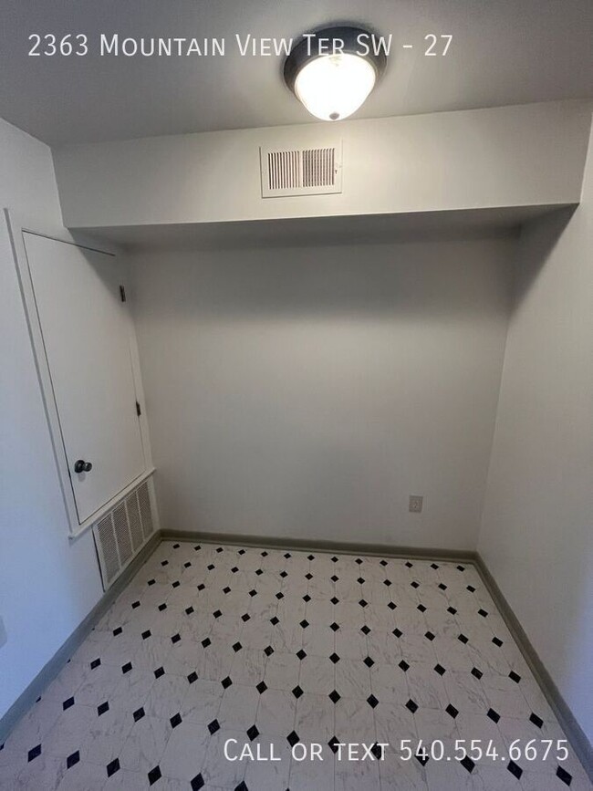 Building Photo - Newly Renovated Top Floor 1 Bed 1 Bath!