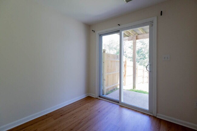 Building Photo - Lovely Townhome in Stone River