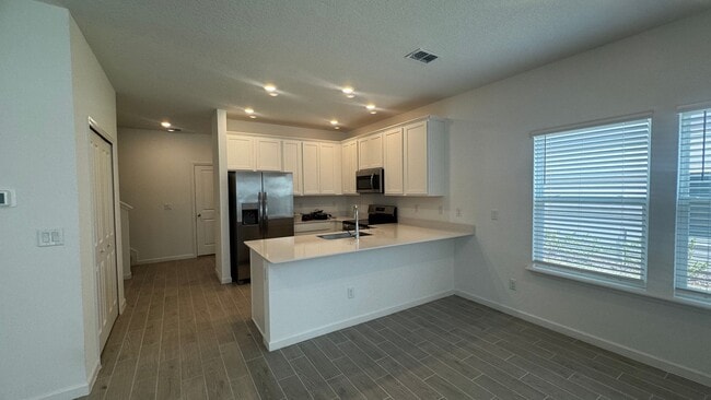 Building Photo - Charming 3BR Townhome with Screened-In Patio