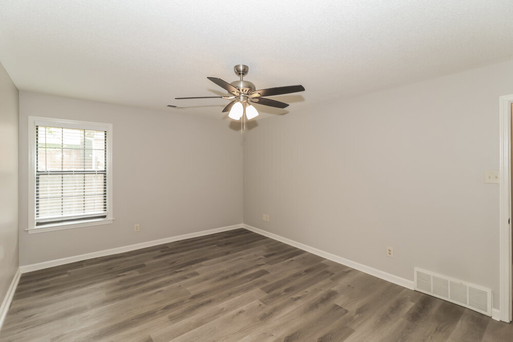 Building Photo - 5996 Lawnhill Dr