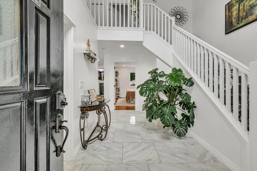 Foyer - 1102 9th Ave