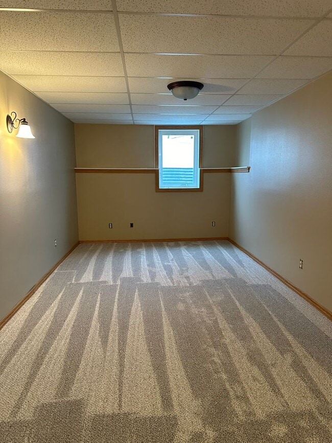 Building Photo - 4 Bedroom Townhome