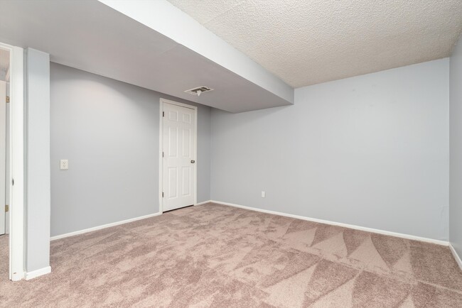 Building Photo - 5025 E Weaver Ave