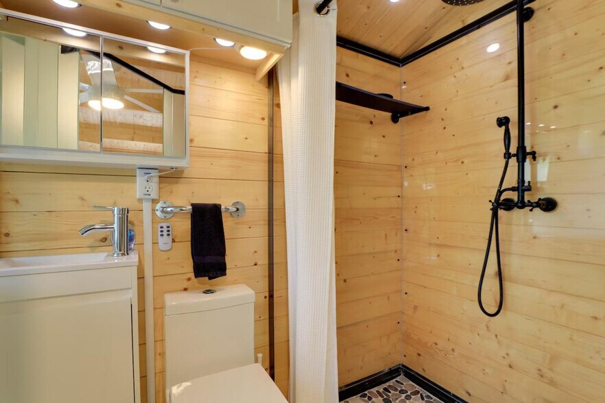 Building Photo - 927 22nd St W