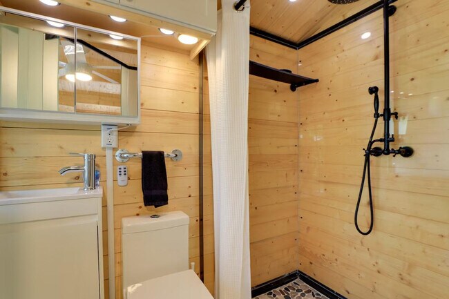 Building Photo - 927 22nd St W