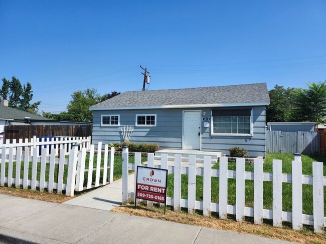 Building Photo - Charming Updated N. Richland 3 bedroom, 1 ...