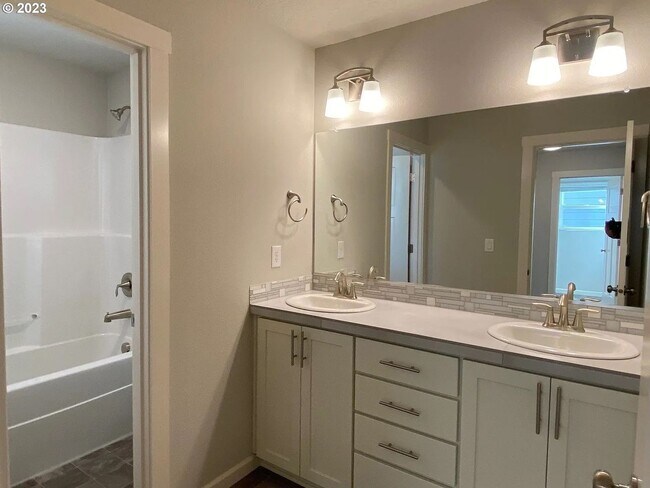 Building Photo - Modern Living in Reeds Crossing – 3BR/2.5B...