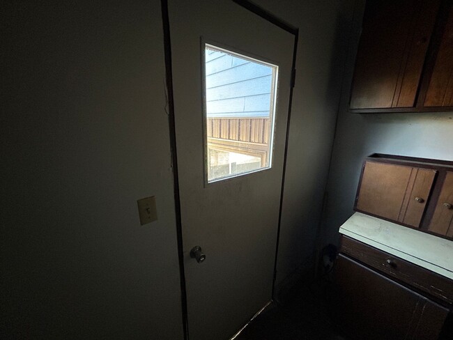 Building Photo - 5 Bed 2 Bath Home with 2 Car Attached Garage in Quiet Nice Neighborhood.