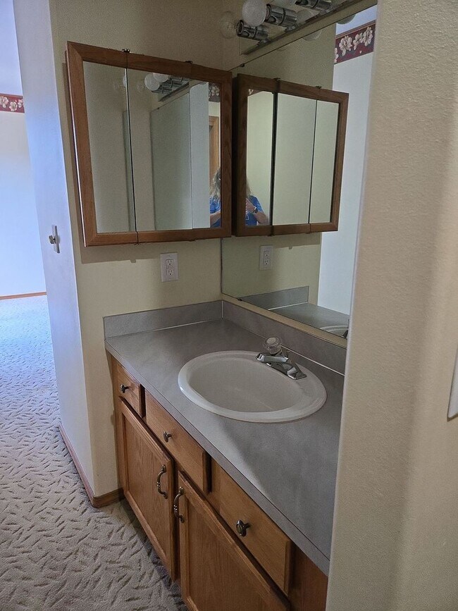 Building Photo - PRELEASING: 4 bdrm/1.5 bath house near WWU Park-N-Ride