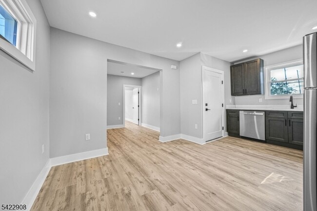 Building Photo - 100 Kansas St