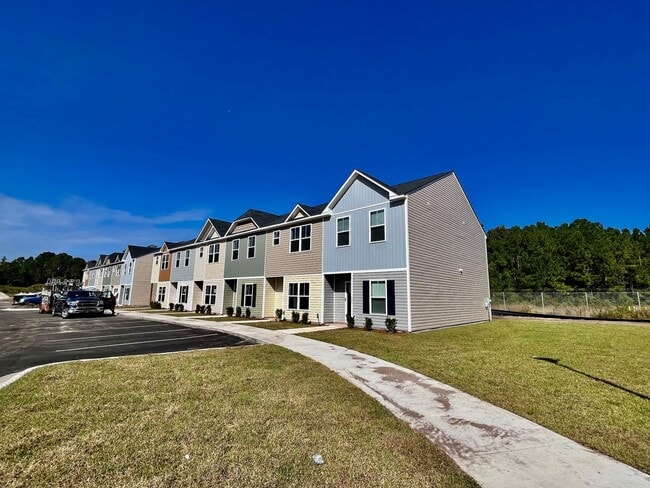 Building Photo - Townhome in Holly Ridge!!