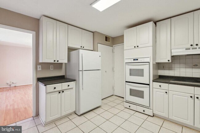 Building Photo - 8340 Greensboro Dr