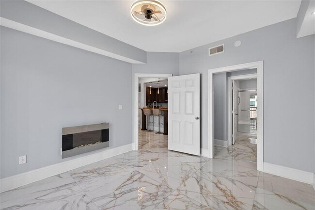 Building Photo - 1075 Peachtree Walk NE
