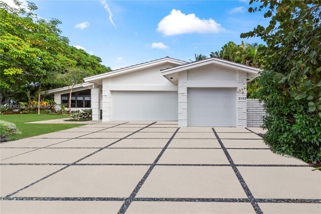 Building Photo - 2132 Middle River Dr