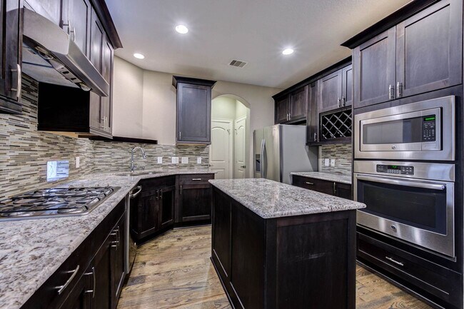 Building Photo - Welcome to this stunning 3-bedroom, 3.5-ba...