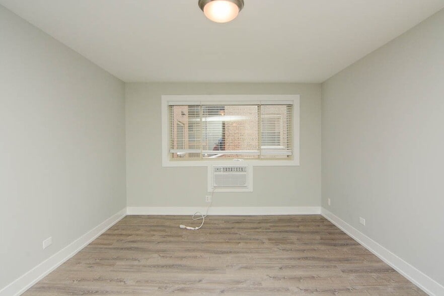 Building Photo - 447 W Surf St