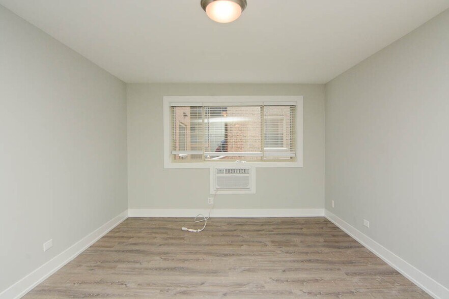 Building Photo - 535 W Surf St