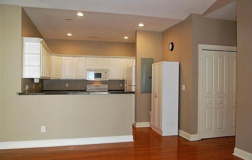 Building Photo - 8 Lagaree Ct