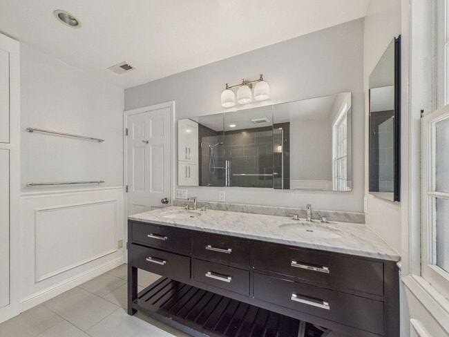 Building Photo - Beautiful serene and private Belmont home