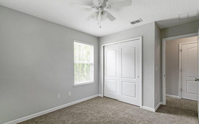 Building Photo - For Rent!!!!!  Spacious Living & Resort-Style Fun in Hamilton Glen!