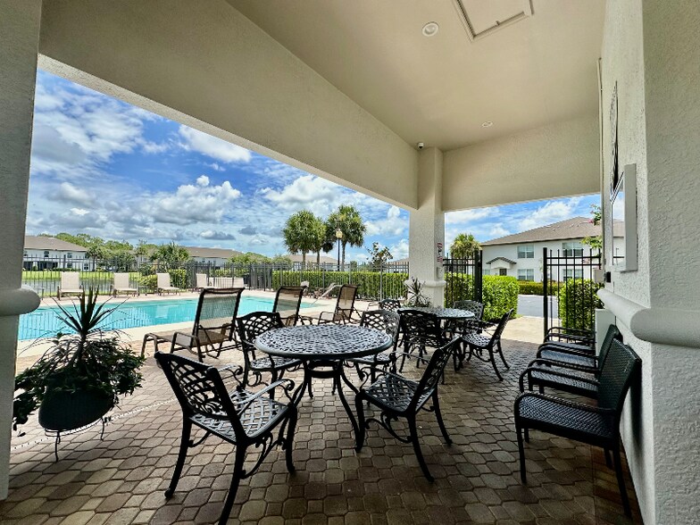Building Photo - 9077 Gervais Cir