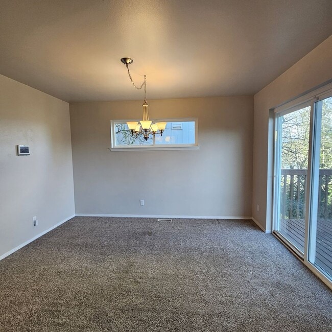 Building Photo - Beautiful Home with Mt. Rainier Views – Close to PSNS & Ferries