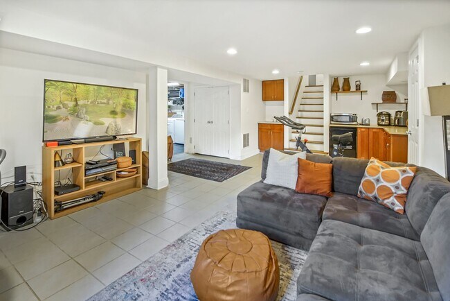 Building Photo - 6902 Tilden Ln