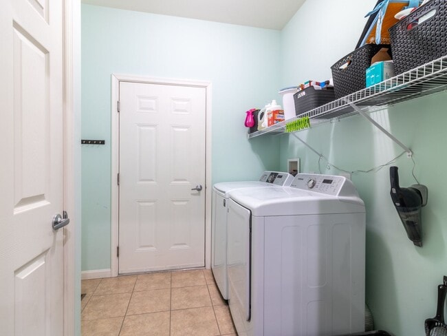 Building Photo - YEAR-ROUND - UNFURNISHED - CONDO  - WOODS ...