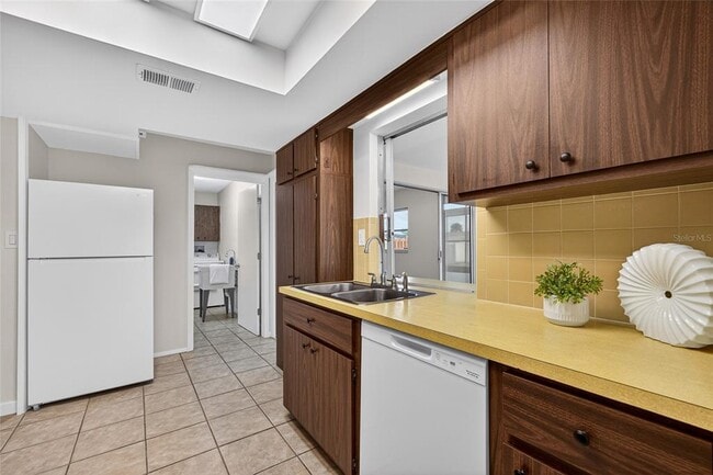 Building Photo - 430 Sunnyside Dr