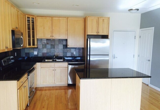 Building Photo - "Chic Urban Retreat: Stylish 1-Bed Condo with Hardwood Floors in the Heart of Denver!"