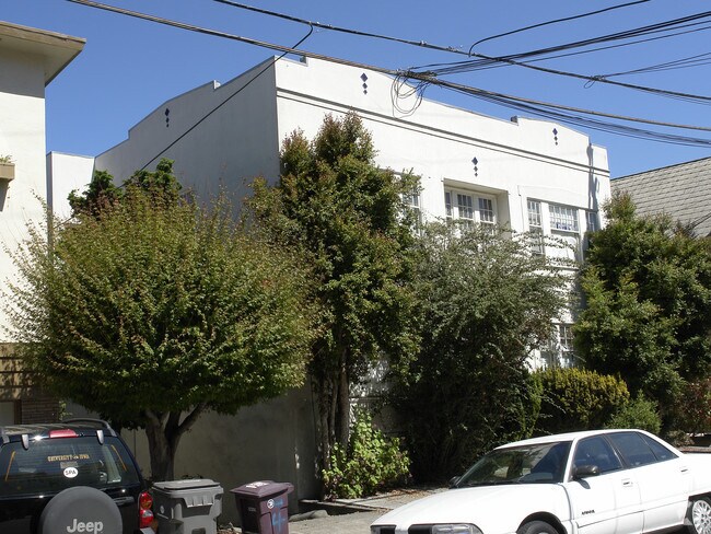Building Photo - 647 Beacon St