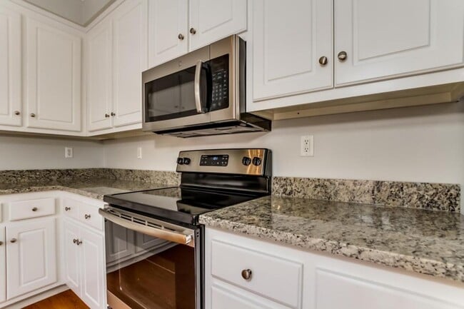 Building Photo - 2142 Fox Ridge Rd