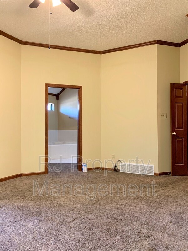 Building Photo - 6678 Spencer Forest Cove W