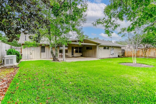 Building Photo - 2015 Mapleton Dr
