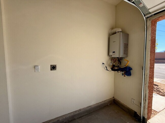 Building Photo - 3 BED 2.5 BATH 2 CAR GARAGE TOWNHOUSE w/ PRIVATE BACKYARD in GATED COMMUNITY.