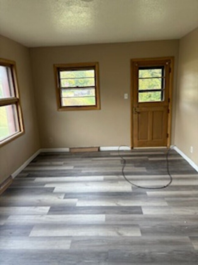 Building Photo - 1002 Easton Ave