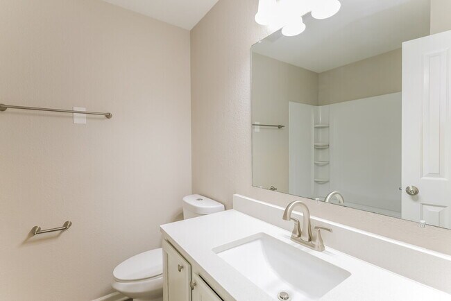 Building Photo - 450 Lake Shore Ct