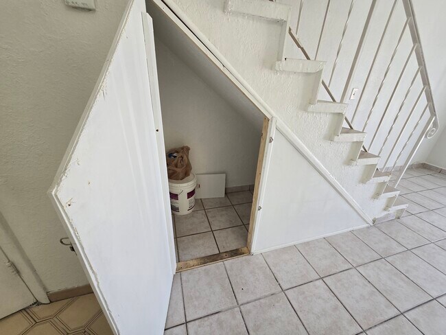 Building Photo - 1305 W 53rd St