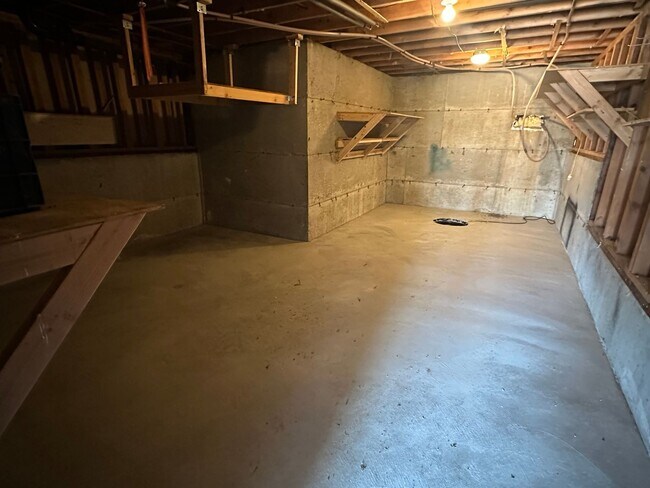 Building Photo - 2145 Eastview Pl