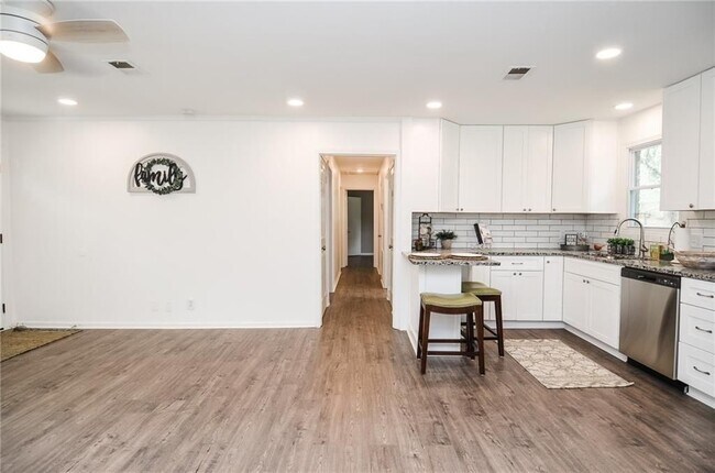 Building Photo - 2945 Rio Montana Dr