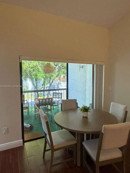 Building Photo - 9417 Fontainebleau Blvd