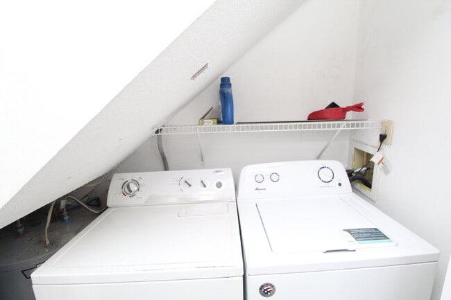 Building Photo - Move-In Ready Townhome in Foxborough with ...