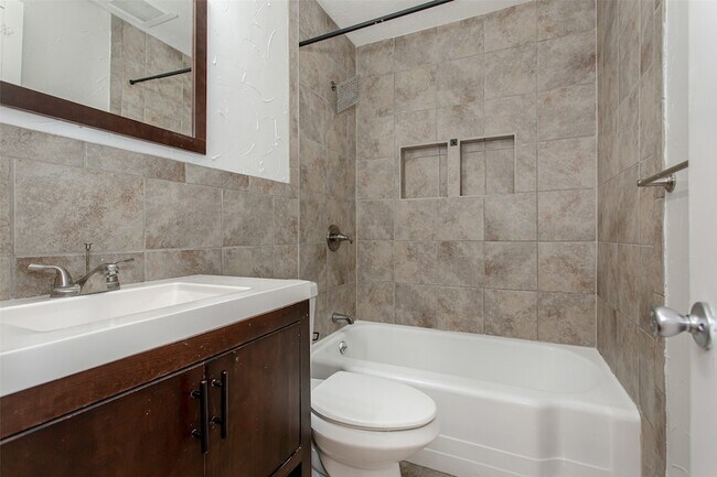 Building Photo - 6915 Inverness Ln